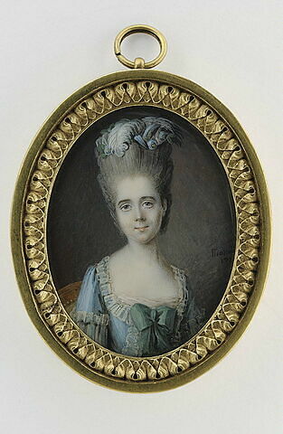 Jeune femme en buste, en corsage bleu clair, orné de dentelles, image 1/1