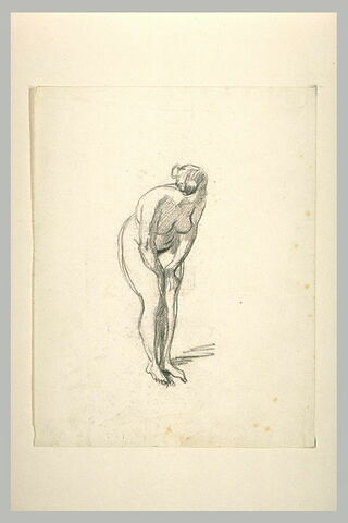 Femme nue, debout, le torse penché, les mains sur les cuisses, image 1/1