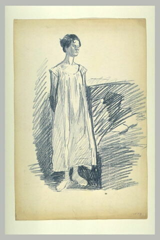 Femme debout, en chemise, image 1/1