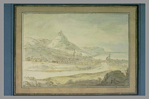 Vue d'une ville entourée de montagnes, en bord de mer, image 1/1