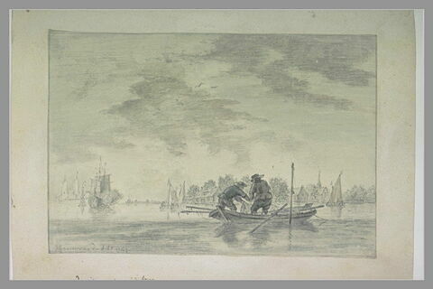 Pêcheurs dans une barque relevant leurs filets, près d'un port