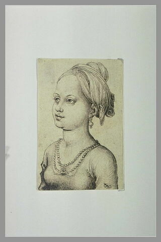 Buste de jeune fille, tournée vers la gauche, portant un double collier, image 1/1