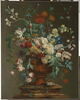 Grand Vase orné de putti et rempli de fleurs de différentes espèces, posé sur un piédestal de marbre, image 1/2