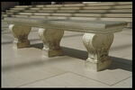 Banc composé de trois pieds ornés de coquilles et d'une plaque de marbre, image 1/4