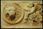 Frise décorative avec une guirlande portée par des génies, une tête de Méduse et deux masques de lion, image 3/6