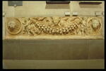 Frise décorative avec une guirlande portée par des génies, une tête de Méduse et deux masques de lion, image 4/6