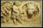 Frise décorative avec une guirlande portée par des génies, une tête de Méduse et deux masques de lion, image 6/6