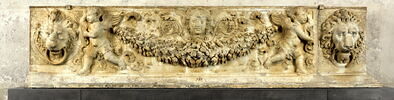 Frise décorative avec une guirlande porté par deux génies ailés, une tête de Méduse et deux masques de lion, image 1/7