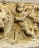 Frise décorative avec une guirlande porté par deux génies ailés, une tête de Méduse et deux masques de lion, image 3/7