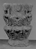 Chapiteau décoré de feuillages, de masques et de dents de scie, image 4/7
