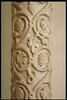 Colonne décorée de pampres et couronnée d'un chapiteau composite, avec base et tailloir, image 9/11