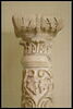 Colonne décorée de pampres et couronnée d'un chapiteau composite, avec base et tailloir, image 10/11