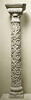 Colonne décorée de pampres et couronnée d'un chapiteau composite, avec base et tailloir, image 1/11