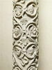Colonne décorée de pampres et couronnée d'un chapiteau composite, avec base et tailloir, image 2/11