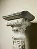 Colonne décorée de pampres et couronnée d'un chapiteau composite, avec base et tailloir, image 3/11