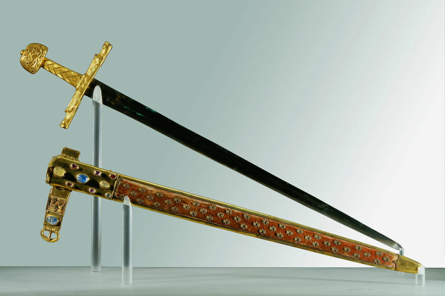 Photos De Réplique De L'épée Des Rois Iffendic cartelfr.louvre.fr