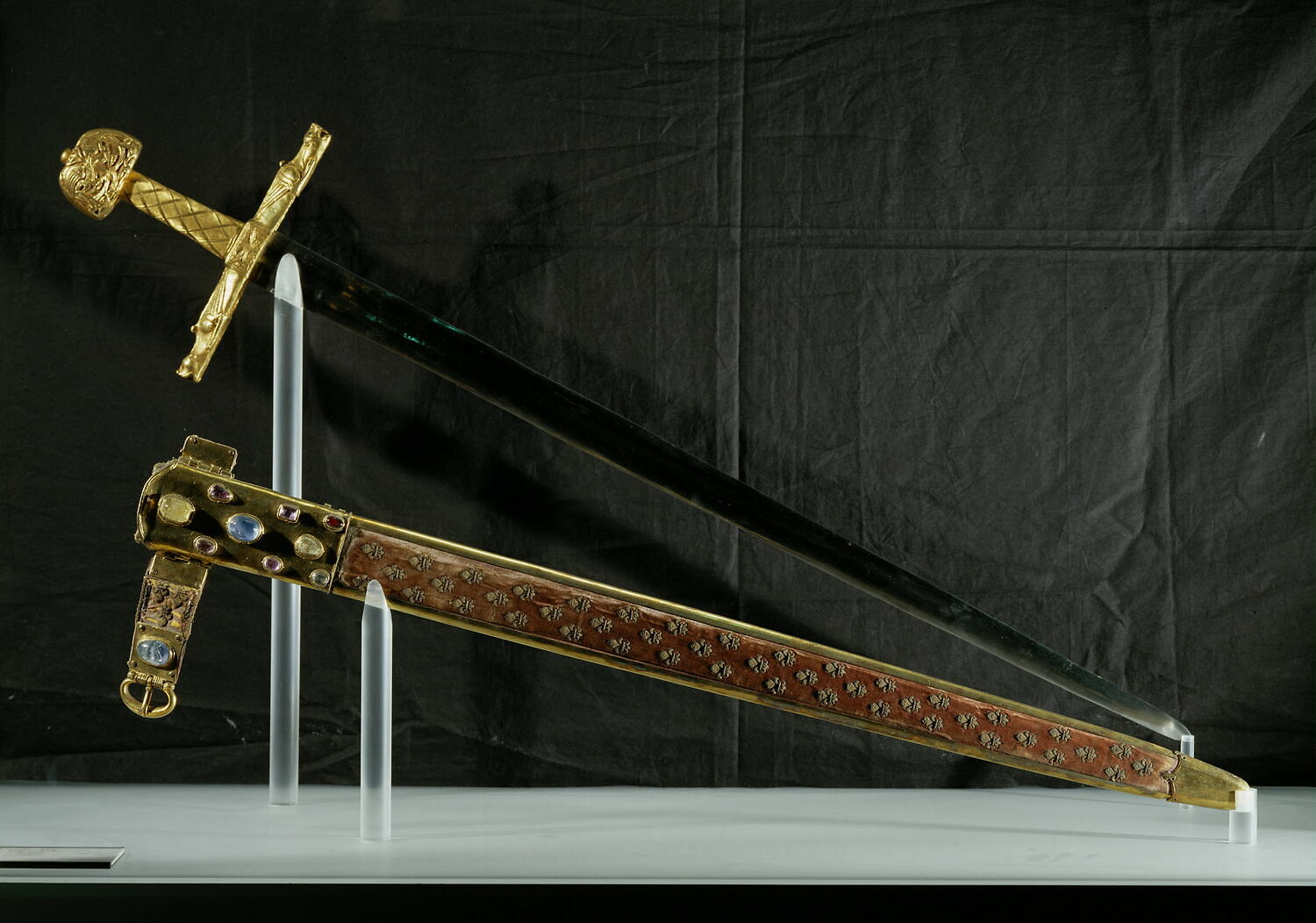 Photos De Réplique De L'épée Des Rois Iffendic cartelfr.louvre.fr