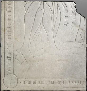 Fragment de la dalle funéraire de Laurent de Salon (+ 29 mai 1451) et de Nicole Tetel (+ 13 juin 1482), chanoines et maîtres d'oeuvre de la cathédrale de Troyes