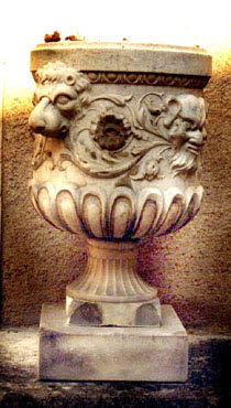 Vase à panse godronnée, orné d'un rinceau, de deux mufles de lion et de deux masques de satyre, image 6/6
