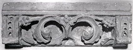 Fragment de frise décoré de feuillages enroulés et de grappes