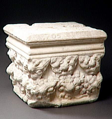 Chapiteau d'angle décoré de feuillages, image 3/3