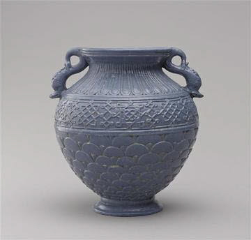 Vase ovoïde à deux anses en forme de dauphins, image 1/7