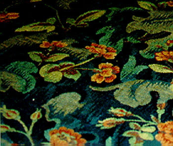Tissu de laine à gros point, imitant la tapisserie, décoré de fleurs et feuillages, à dominante bleu-vert, image 5/6