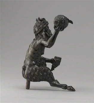 Statuette : satyre assis, tenant un coquillage, image 2/4