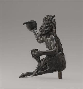 Statuette : satyre assis, tenant un coquillage, image 3/4