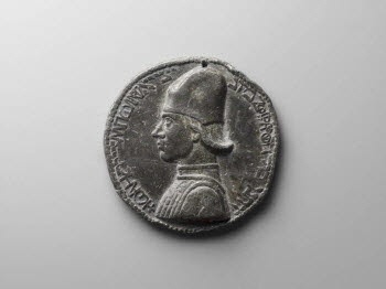 Médaille : Giovanni Boldù par lui même / jeune homme nu assis entre une vieille femme et un génie ailé