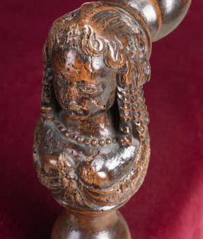 Fauteuil à décor de têtes de femmes, image 6/9