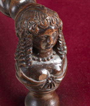 Fauteuil à décor de têtes de femmes, image 8/9