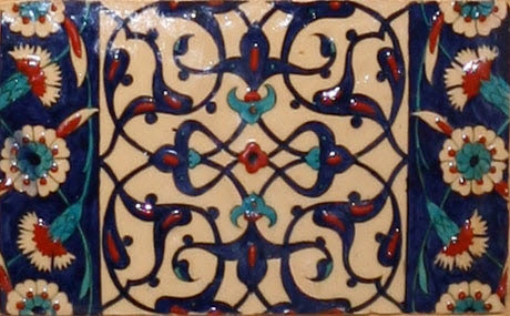 Carreau de bordure aux quadrilobes faits de fleurons bifides rumi et frises de rosettes et d'oeillets sur fond bleu, image 2/2