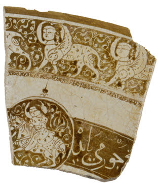 Fragments de bord de plat aux sphinx et cavalier, image 3/5