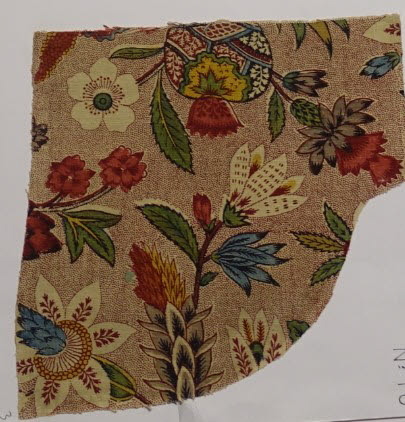 Fragment de forme irrégulière décoré de fleurs polychromes, image 1/5