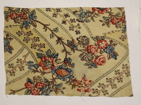 Fragment fond crème, décor de branches avec des fleurs et feuilles bleues, rouges et roses, image 1/5