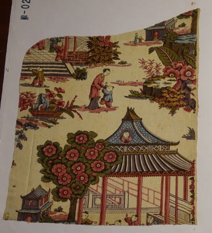 Fragment rectangulaire, fond blanc, décor chinois