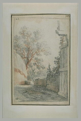 Vue d'une ruelle de village avec une meule et un arbre, image 1/1