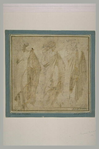 Trois femmes drapées debout, deux portent des enfants, image 1/2