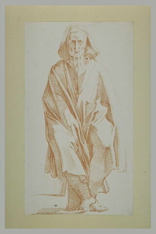 Homme assis sur un tabouret, vu de face, enveloppé d'un manteau à longs plis, image 1/1