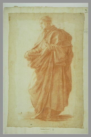 Homme drapé, debout, tenant un livre ou une tablette, image 1/1
