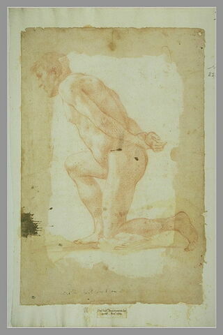 Homme nu agenouillé, de profil, les mains jointes derrière le dos, image 1/1