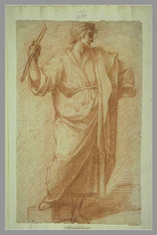 Homme debout, drapé, tenant un petit bâton dans la main droite, image 1/1