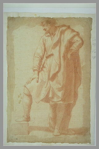 Homme debout, couvert d'un manteau, la main gauche sur la hanche