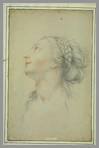 Tête de jeune femme, de profil à gauche, regardant vers le haut, image 1/1
