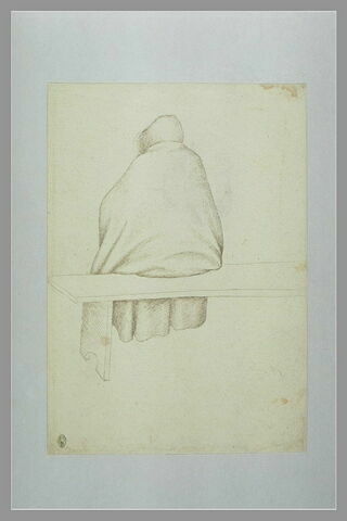 Homme, vu de dos, vêtu d'une pèlerine à capuchon, assis sur un banc