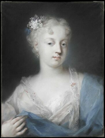 Portrait de jeune femme à la coiffure piquée d'un bouquet blanc