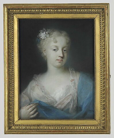 Portrait de jeune femme à la coiffure piquée d'un bouquet blanc, image 2/5
