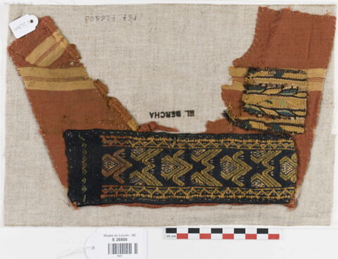 manche d'habit ; bande décorative d'habillement ; fragment