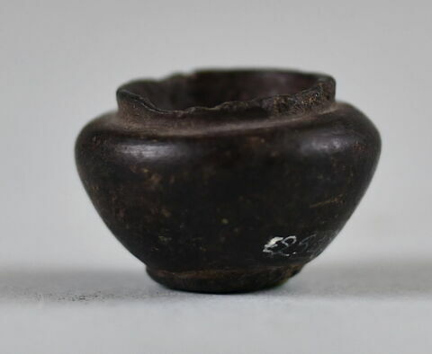 pot à kohol  ; vase miniature